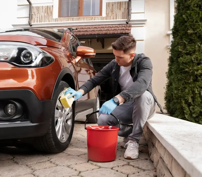 Lavage auto à domicile Roquefort-sur-Garonne : professionnel intervenant sur un véhicule